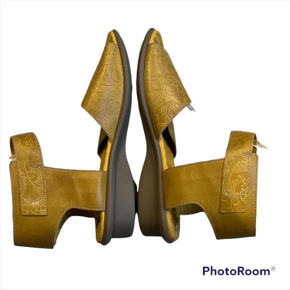 Groundhog Aken Yellow Leather Ankle Strap Sandals - Picture 8 of 14
